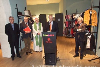 Cáritas inaugura su tienda Koopera Store en la Plaza San Sebastián. Fotos: JA Barrios.