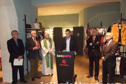 Cáritas inaugura su tienda Koopera Store en la Plaza San Sebastián. Fotos: JA Barrios.
