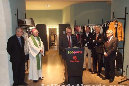 Cáritas inaugura su tienda Koopera Store en la Plaza San Sebastián. Fotos: JA Barrios.