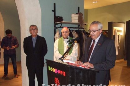 Cáritas inaugura su tienda Koopera Store en la Plaza San Sebastián. Fotos: JA Barrios.