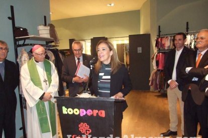 Cáritas inaugura su tienda Koopera Store en la Plaza San Sebastián. Fotos: JA Barrios.