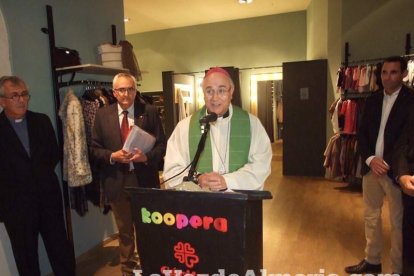 Cáritas inaugura su tienda Koopera Store en la Plaza San Sebastián. Fotos: JA Barrios.