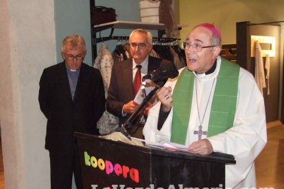 Cáritas inaugura su tienda Koopera Store en la Plaza San Sebastián. Fotos: JA Barrios.