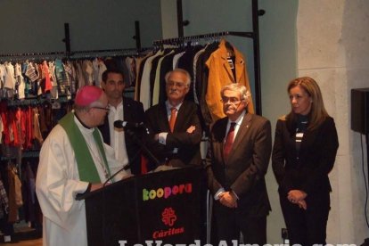 Cáritas inaugura su tienda Koopera Store en la Plaza San Sebastián. Fotos: JA Barrios.