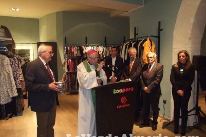 Cáritas inaugura su tienda Koopera Store en la Plaza San Sebastián. Fotos: JA Barrios.