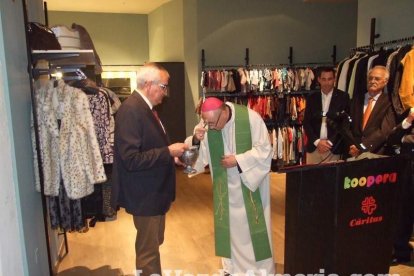 Cáritas inaugura su tienda Koopera Store en la Plaza San Sebastián. Fotos: JA Barrios.