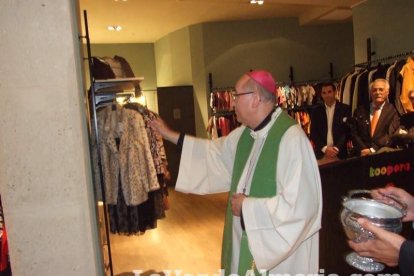 Cáritas inaugura su tienda Koopera Store en la Plaza San Sebastián. Fotos: JA Barrios.