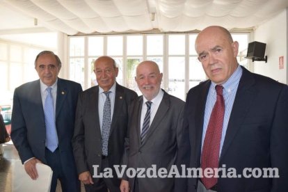 Pedro Molina recibe un almuerzo homenaje rodeado de amigos.