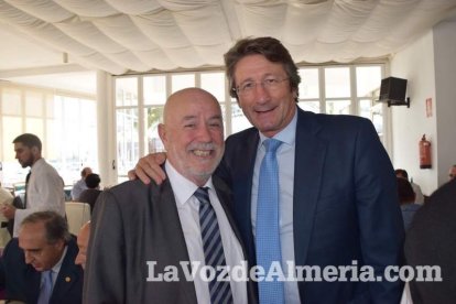 Pedro Molina recibe un almuerzo homenaje rodeado de amigos.
