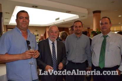 Pedro Molina recibe un almuerzo homenaje rodeado de amigos.
