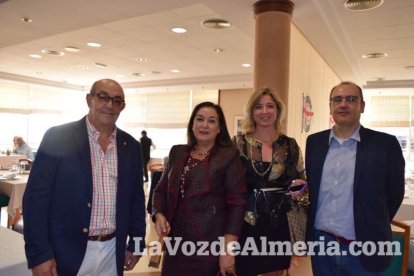 Pedro Molina recibe un almuerzo homenaje rodeado de amigos.