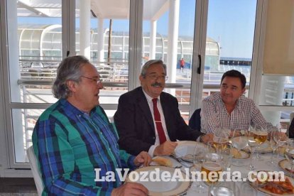 Pedro Molina recibe un almuerzo homenaje rodeado de amigos.