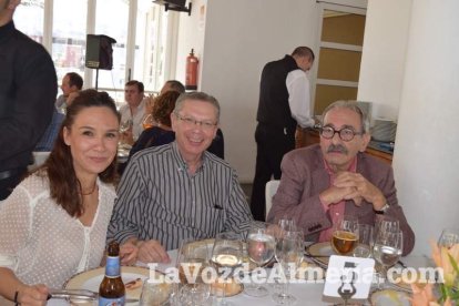 Pedro Molina recibe un almuerzo homenaje rodeado de amigos.