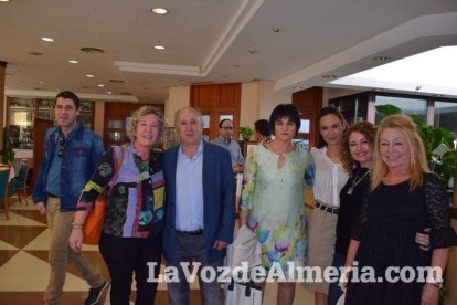 Pedro Molina recibe un almuerzo homenaje rodeado de amigos.