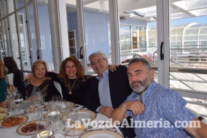 Pedro Molina recibe un almuerzo homenaje rodeado de amigos.