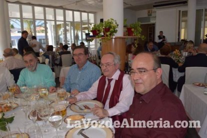 Pedro Molina recibe un almuerzo homenaje rodeado de amigos.