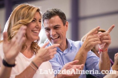 El candidato socialista a La Moncloa, Pedro Sánchez, comparte escenario con la presidenta de la Junta, Susana Díaz. Fotos: Juan Sánchez