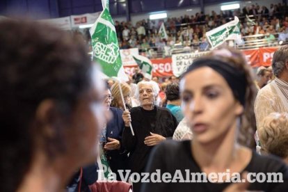 El candidato socialista a La Moncloa, Pedro Sánchez, comparte escenario con la presidenta de la Junta, Susana Díaz. Fotos: Juan Sánchez