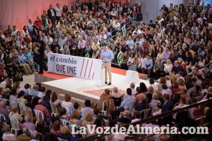 El candidato socialista a La Moncloa, Pedro Sánchez, comparte escenario con la presidenta de la Junta, Susana Díaz. Fotos: Juan Sánchez