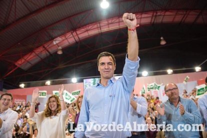 El candidato socialista a La Moncloa, Pedro Sánchez, comparte escenario con la presidenta de la Junta, Susana Díaz. Fotos: Juan Sánchez
