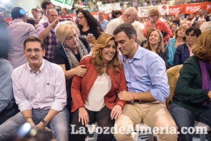 El candidato socialista a La Moncloa, Pedro Sánchez, comparte escenario con la presidenta de la Junta, Susana Díaz. Fotos: Juan Sánchez