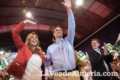 El candidato socialista a La Moncloa, Pedro Sánchez, comparte escenario con la presidenta de la Junta, Susana Díaz. Fotos: Juan Sánchez