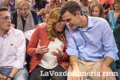 El candidato socialista a La Moncloa, Pedro Sánchez, comparte escenario con la presidenta de la Junta, Susana Díaz. Fotos: Juan Sánchez