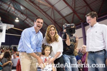 El candidato socialista a La Moncloa, Pedro Sánchez, comparte escenario con la presidenta de la Junta, Susana Díaz. Fotos: Juan Sánchez