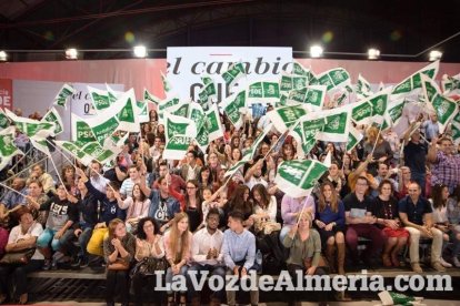 El candidato socialista a La Moncloa, Pedro Sánchez, comparte escenario con la presidenta de la Junta, Susana Díaz. Fotos: Juan Sánchez