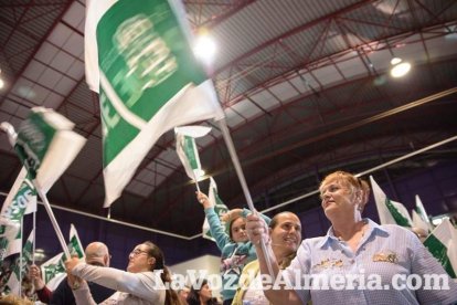 El candidato socialista a La Moncloa, Pedro Sánchez, comparte escenario con la presidenta de la Junta, Susana Díaz. Fotos: Juan Sánchez