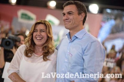 El candidato socialista a La Moncloa, Pedro Sánchez, comparte escenario con la presidenta de la Junta, Susana Díaz. Fotos: Juan Sánchez