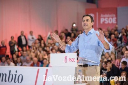 El candidato socialista a La Moncloa, Pedro Sánchez, comparte escenario con la presidenta de la Junta, Susana Díaz. Fotos: Juan Sánchez