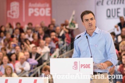 El candidato socialista a La Moncloa, Pedro Sánchez, comparte escenario con la presidenta de la Junta, Susana Díaz. Fotos: Juan Sánchez