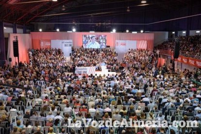 El candidato socialista a La Moncloa, Pedro Sánchez, comparte escenario con la presidenta de la Junta, Susana Díaz. Fotos: Juan Sánchez