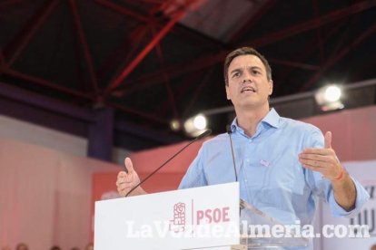 El candidato socialista a La Moncloa, Pedro Sánchez, comparte escenario con la presidenta de la Junta, Susana Díaz. Fotos: Juan Sánchez