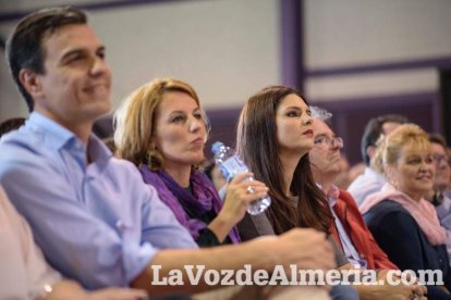 El candidato socialista a La Moncloa, Pedro Sánchez, comparte escenario con la presidenta de la Junta, Susana Díaz. Fotos: Juan Sánchez