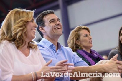 El candidato socialista a La Moncloa, Pedro Sánchez, comparte escenario con la presidenta de la Junta, Susana Díaz. Fotos: Juan Sánchez