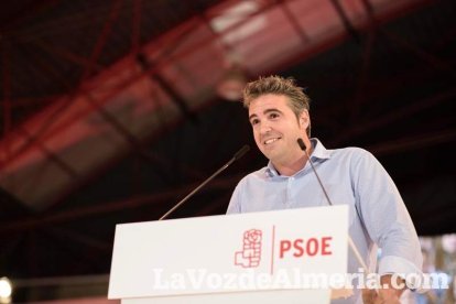 El candidato socialista a La Moncloa, Pedro Sánchez, comparte escenario con la presidenta de la Junta, Susana Díaz. Fotos: Juan Sánchez