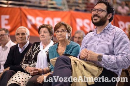El candidato socialista a La Moncloa, Pedro Sánchez, comparte escenario con la presidenta de la Junta, Susana Díaz. Fotos: Juan Sánchez