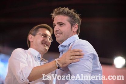 El candidato socialista a La Moncloa, Pedro Sánchez, comparte escenario con la presidenta de la Junta, Susana Díaz. Fotos: Juan Sánchez