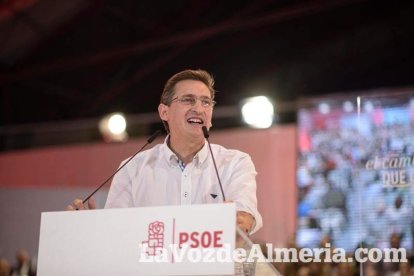El candidato socialista a La Moncloa, Pedro Sánchez, comparte escenario con la presidenta de la Junta, Susana Díaz. Fotos: Juan Sánchez