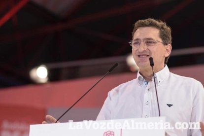El candidato socialista a La Moncloa, Pedro Sánchez, comparte escenario con la presidenta de la Junta, Susana Díaz. Fotos: Juan Sánchez