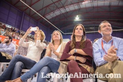 El candidato socialista a La Moncloa, Pedro Sánchez, comparte escenario con la presidenta de la Junta, Susana Díaz. Fotos: Juan Sánchez