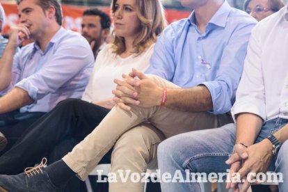 El candidato socialista a La Moncloa, Pedro Sánchez, comparte escenario con la presidenta de la Junta, Susana Díaz. Fotos: Juan Sánchez