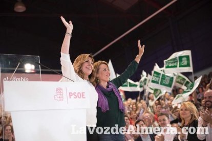 El candidato socialista a La Moncloa, Pedro Sánchez, comparte escenario con la presidenta de la Junta, Susana Díaz. Fotos: Juan Sánchez