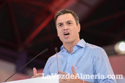 El candidato socialista a La Moncloa, Pedro Sánchez, comparte escenario con la presidenta de la Junta, Susana Díaz. Fotos: Juan Sánchez