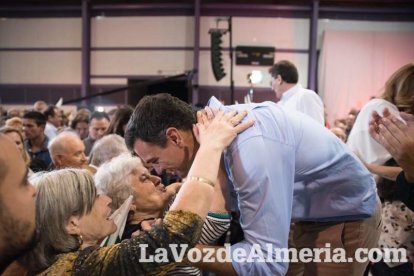 El candidato socialista a La Moncloa, Pedro Sánchez, comparte escenario con la presidenta de la Junta, Susana Díaz. Fotos: Juan Sánchez