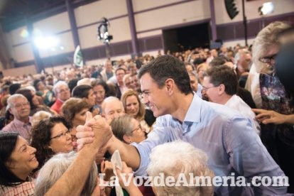 El candidato socialista a La Moncloa, Pedro Sánchez, comparte escenario con la presidenta de la Junta, Susana Díaz. Fotos: Juan Sánchez