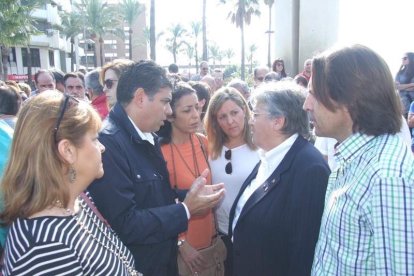 Medio millar de personas han participado en la concentración celebrada en la capital de la provincia. Fotos: JA Barrios