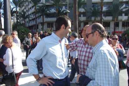 Medio millar de personas han participado en la concentración celebrada en la capital de la provincia. Fotos: JA Barrios